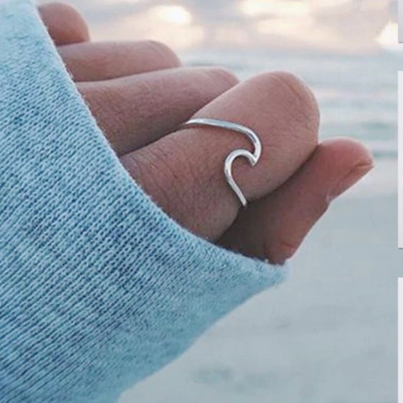 Jewelry - Beautiful Wave Ring